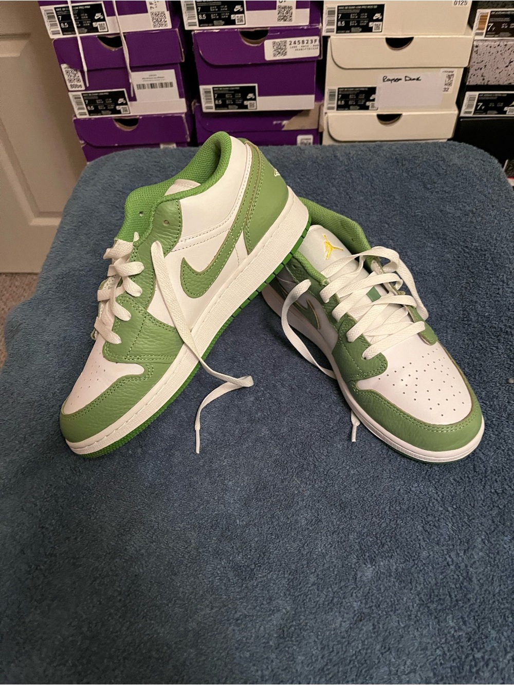 Nike Kids 7y women’s 8.5 Air Jordan 1 low  Low-Top Sneakers in White and Green